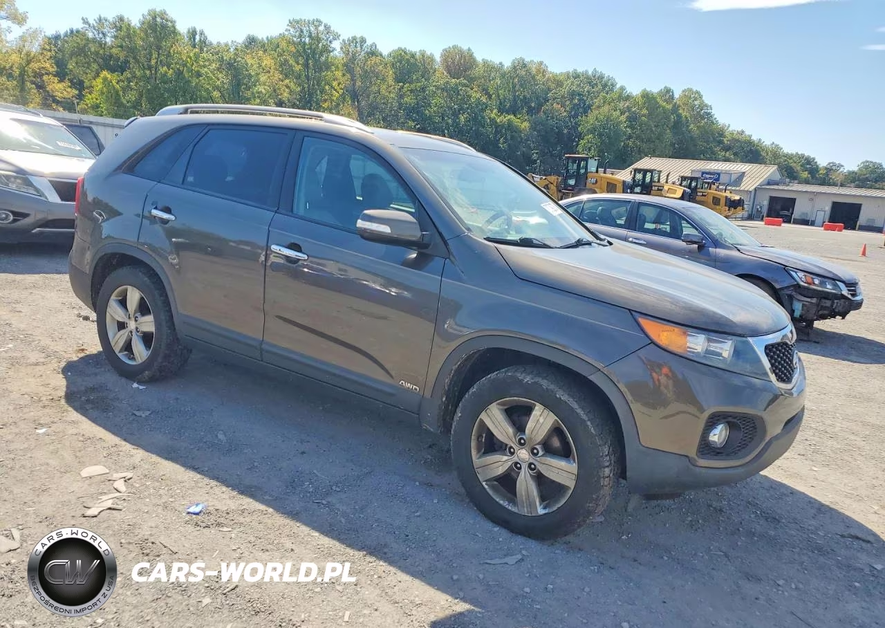 2013 Kia Sorento VIN:5XYKUCA68DG409381 - 4