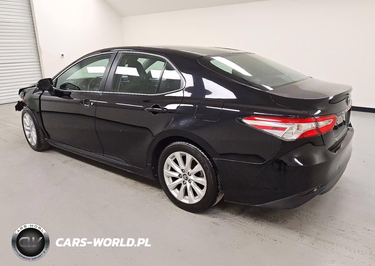 2018 Toyota Camry Le VIN:4T1B11HK7JU107117 - 2