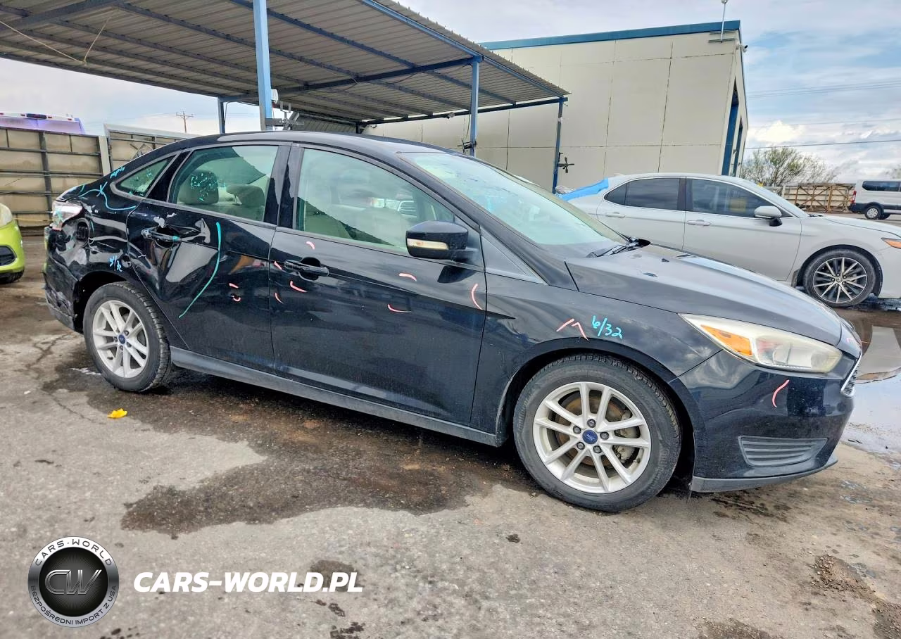 2017 Ford Focus Se VIN:1FADP3F26HL324576 - 4