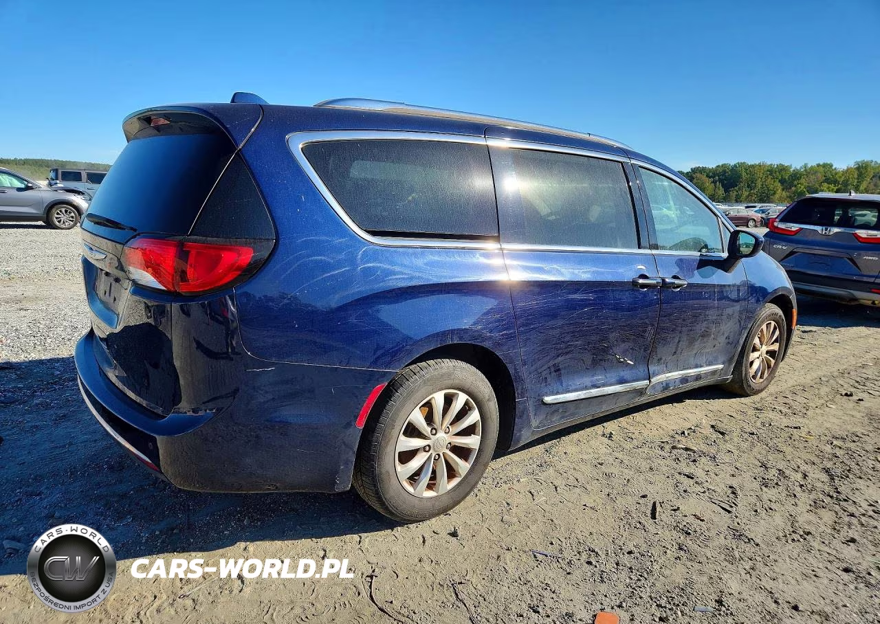 2018 Chrysler Pacifica Touring L VIN:2C4RC1BG8JR178096 - 3