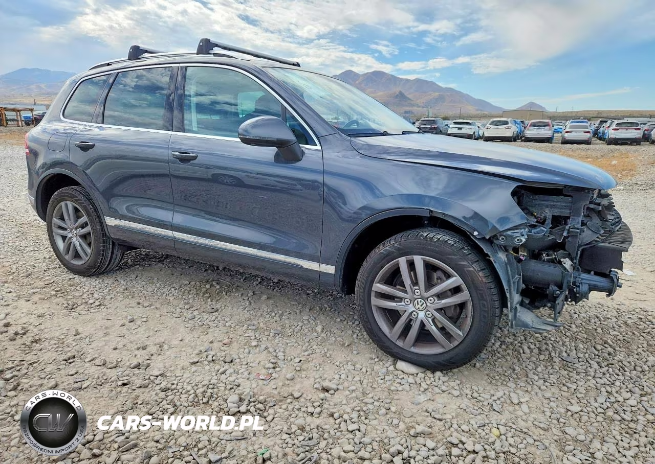 2016 Volkswagen Touareg Sport VIN:WVGEF9BP8GD012964 - 4