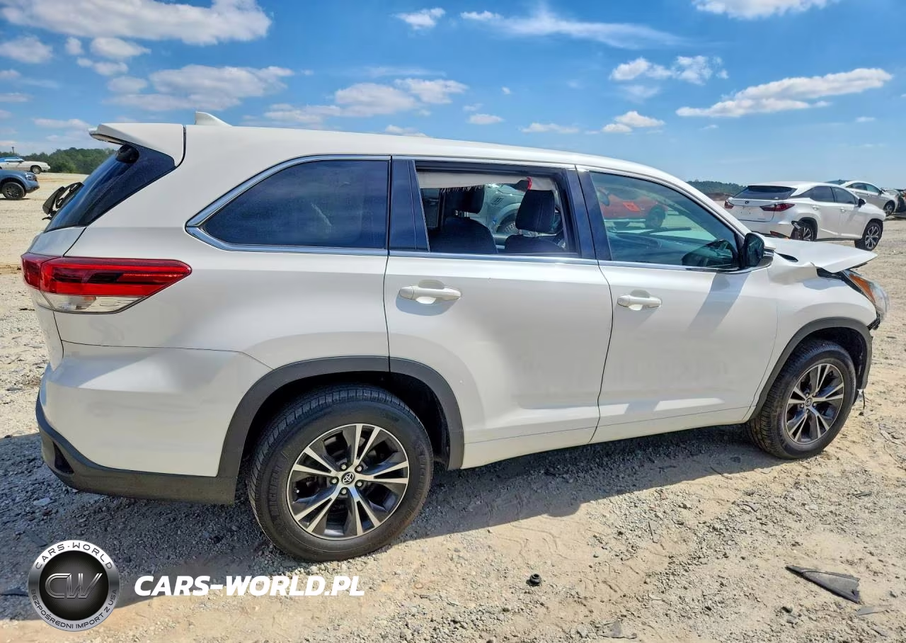 2018 Toyota Highlander Le Plus VIN:5TDZZRFHXJS269202 - 3