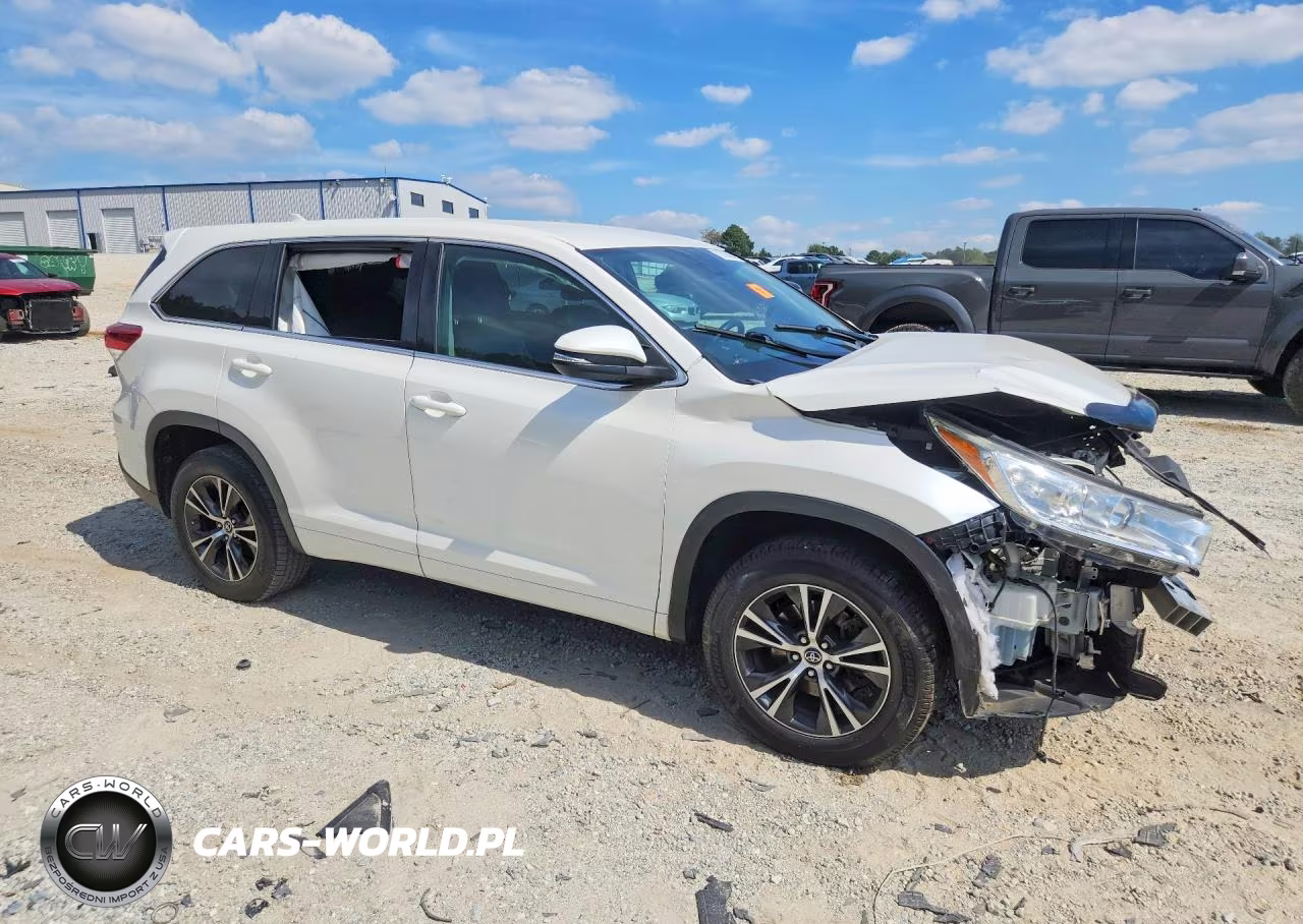 2018 Toyota Highlander Le Plus VIN:5TDZZRFHXJS269202 - 4