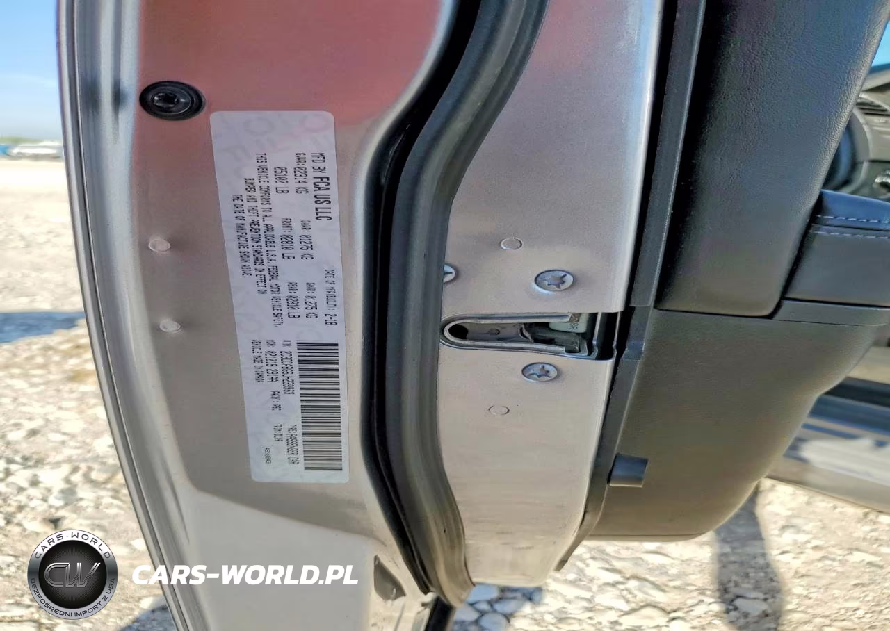 2018 Chrysler 300 S VIN:2C3CCABG6JH239963 - 13