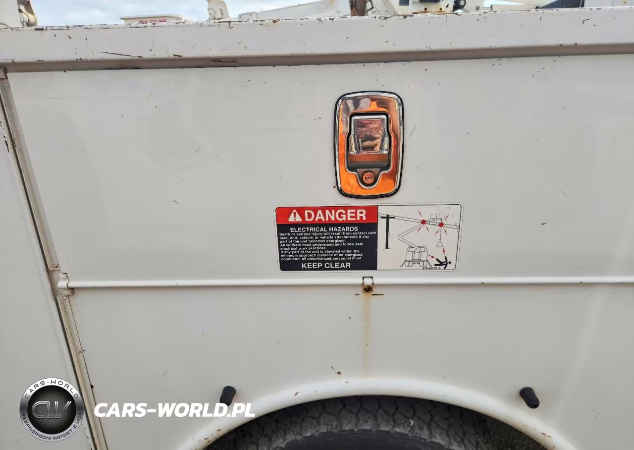 2016 Ford F550 Super Duty Bucket Truck VIN:1FDUF5GT8GEC62953 - 11