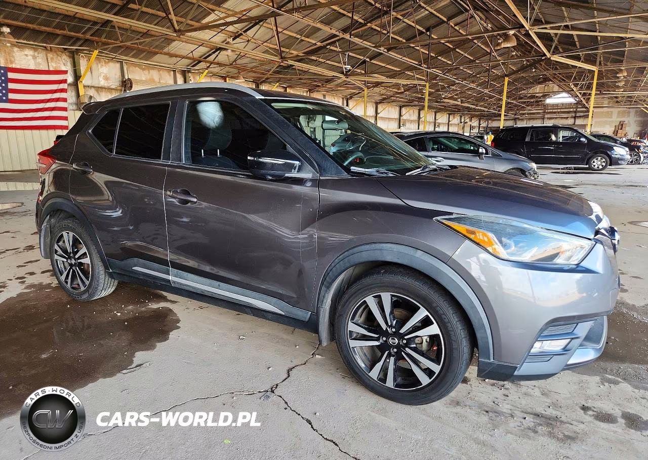 2018 Nissan Kicks Sr VIN:3N1CP5CUXJL545067 - 4
