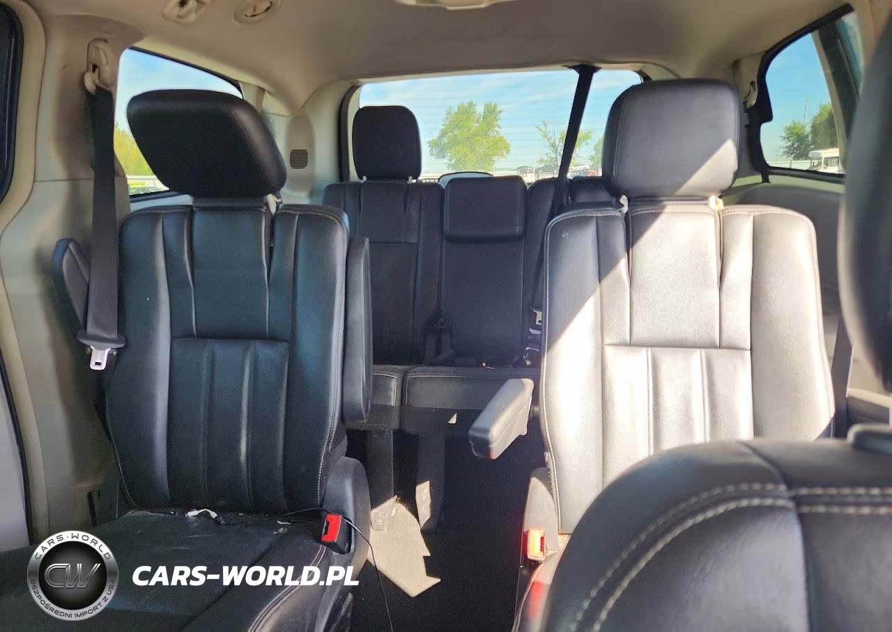 2015 Chrysler Town & Country Touring VIN:2C4RC1BG2FR751369 - 10