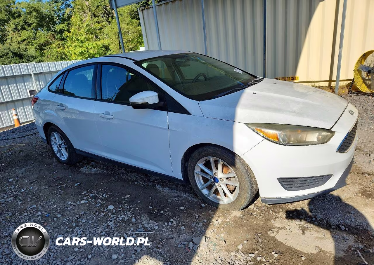 2015 Ford Focus Se VIN:1FADP3F29FL329624 - 4
