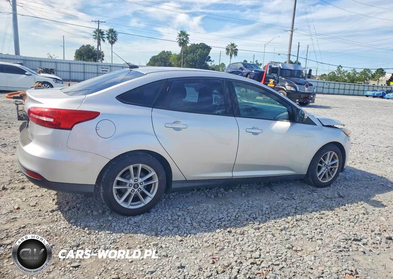 2015 Ford Focus Se VIN:1FADP3F26FL252873 - 3