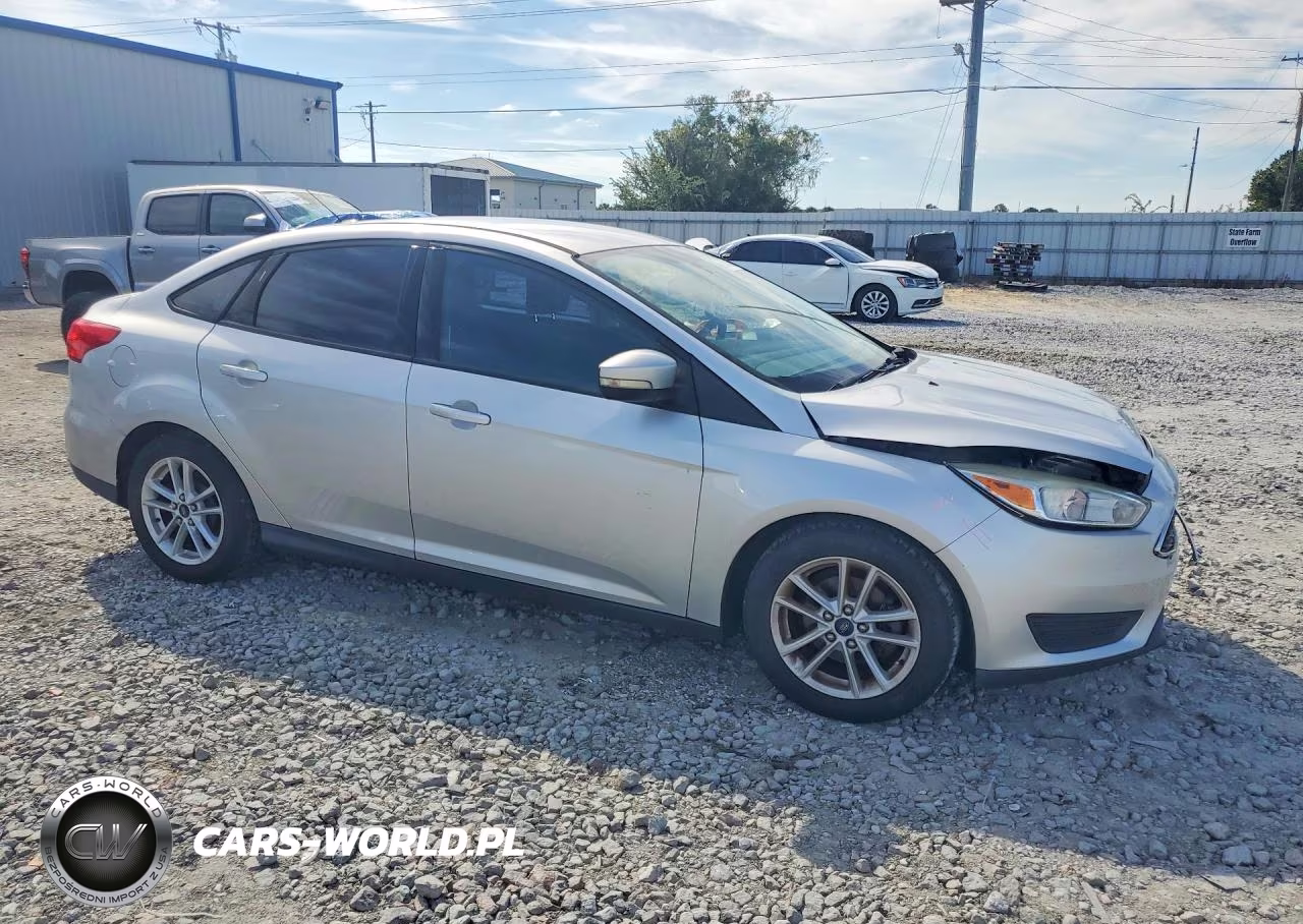 2015 Ford Focus Se VIN:1FADP3F26FL252873 - 4