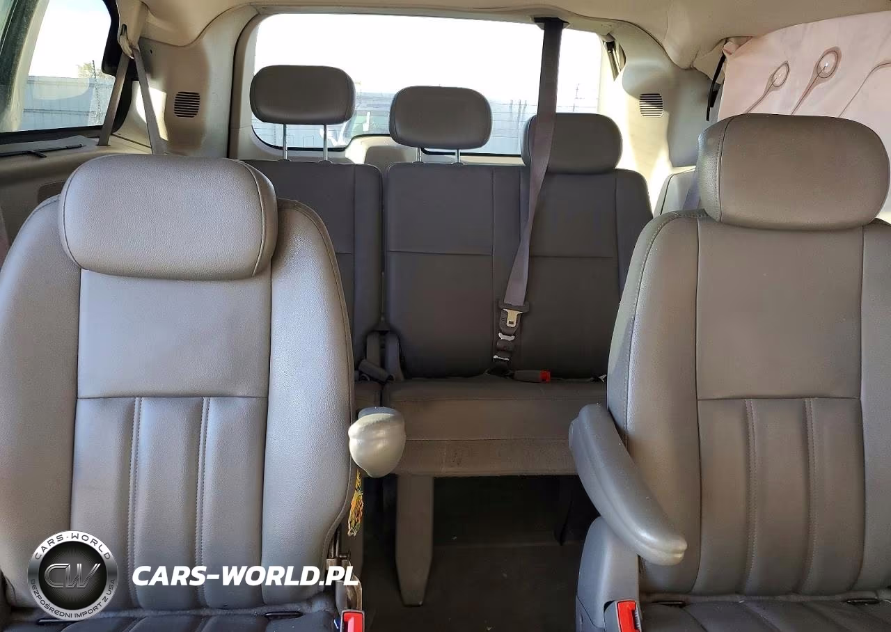 2010 Chrysler Town & Country Touring VIN:2A4RR5D14AR167931 - 10