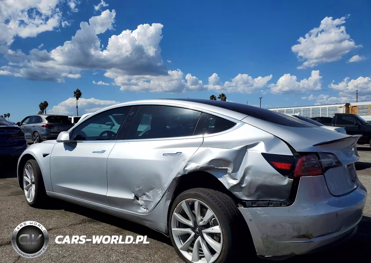 2018 Tesla Model 3 VIN:5YJ3E1EAXJF011001 - 2