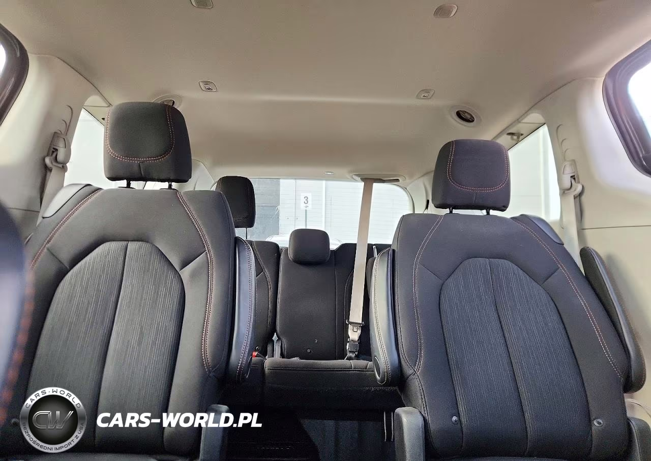 2019 Chrysler Pacifica Touring Plus VIN:2C4RC1FGXKR733612 - 10