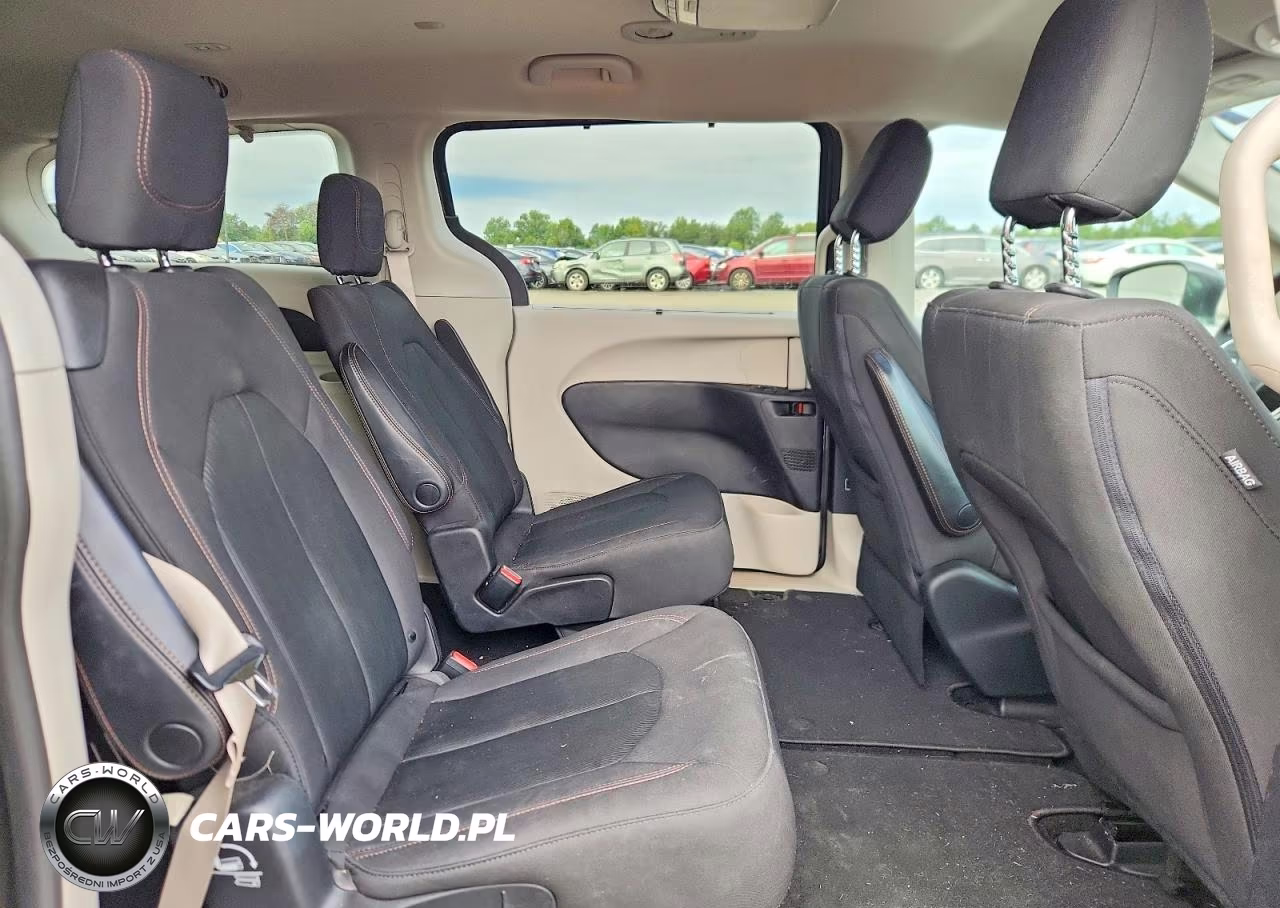 2019 Chrysler Pacifica Touring Plus VIN:2C4RC1FGXKR733612 - 11