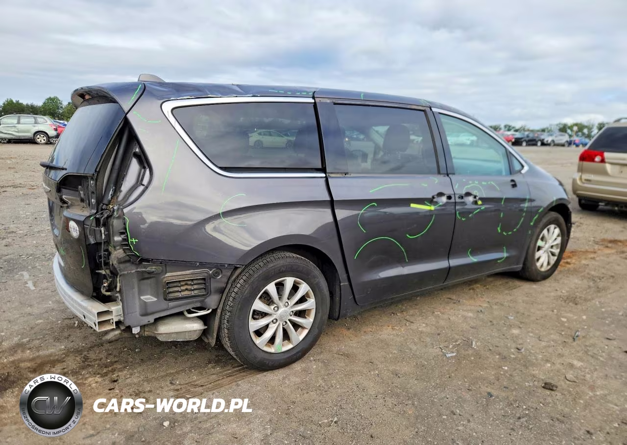 2019 Chrysler Pacifica Touring Plus VIN:2C4RC1FGXKR733612 - 3