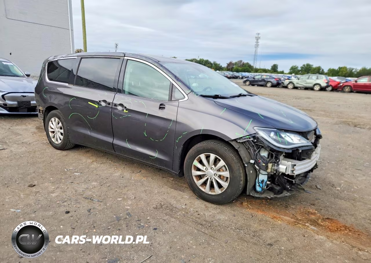 2019 Chrysler Pacifica Touring Plus VIN:2C4RC1FGXKR733612 - 4