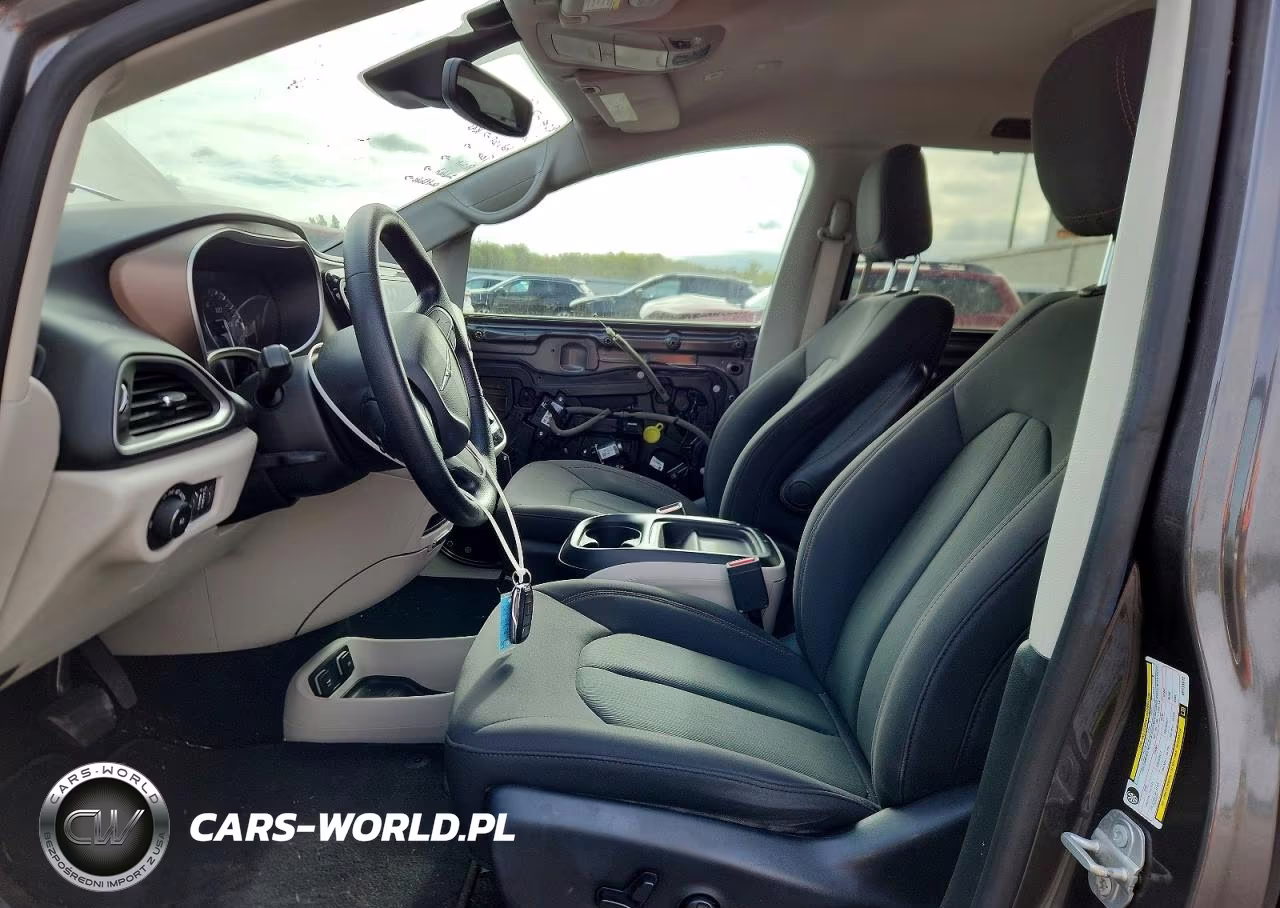 2019 Chrysler Pacifica Touring Plus VIN:2C4RC1FGXKR733612 - 7