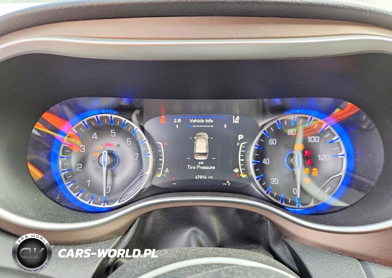 2019 Chrysler Pacifica Touring Plus VIN:2C4RC1FGXKR733612 - 9