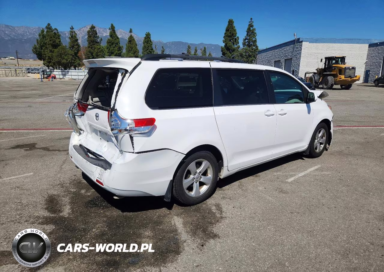 2013 Toyota Sienna Le VIN:5TDKK3DCXDS290842 - 3