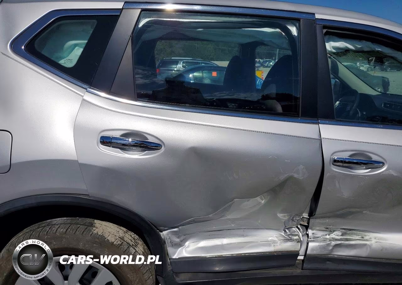 2015 Nissan Rogue S VIN:KNMAT2MT6FP533532 - 11
