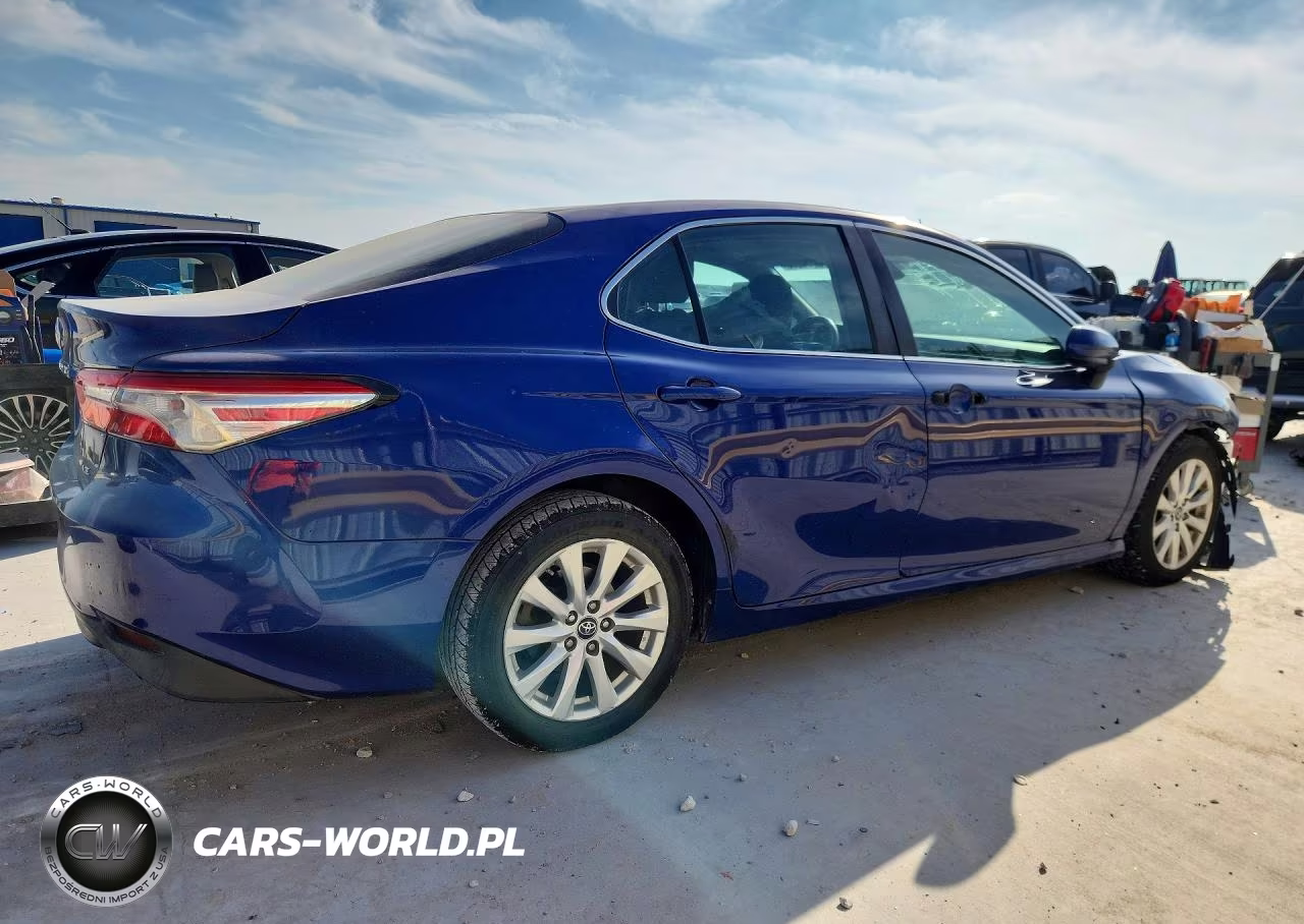 2018 Toyota Camry Le VIN:4T1B11HK5JU604957 - 3