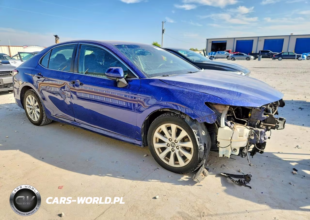 2018 Toyota Camry Le VIN:4T1B11HK5JU604957 - 4
