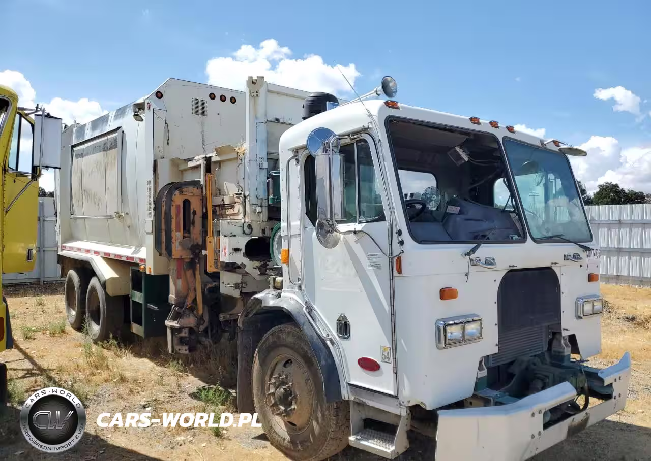 2009 Peterbilt 320 Refuse Truck