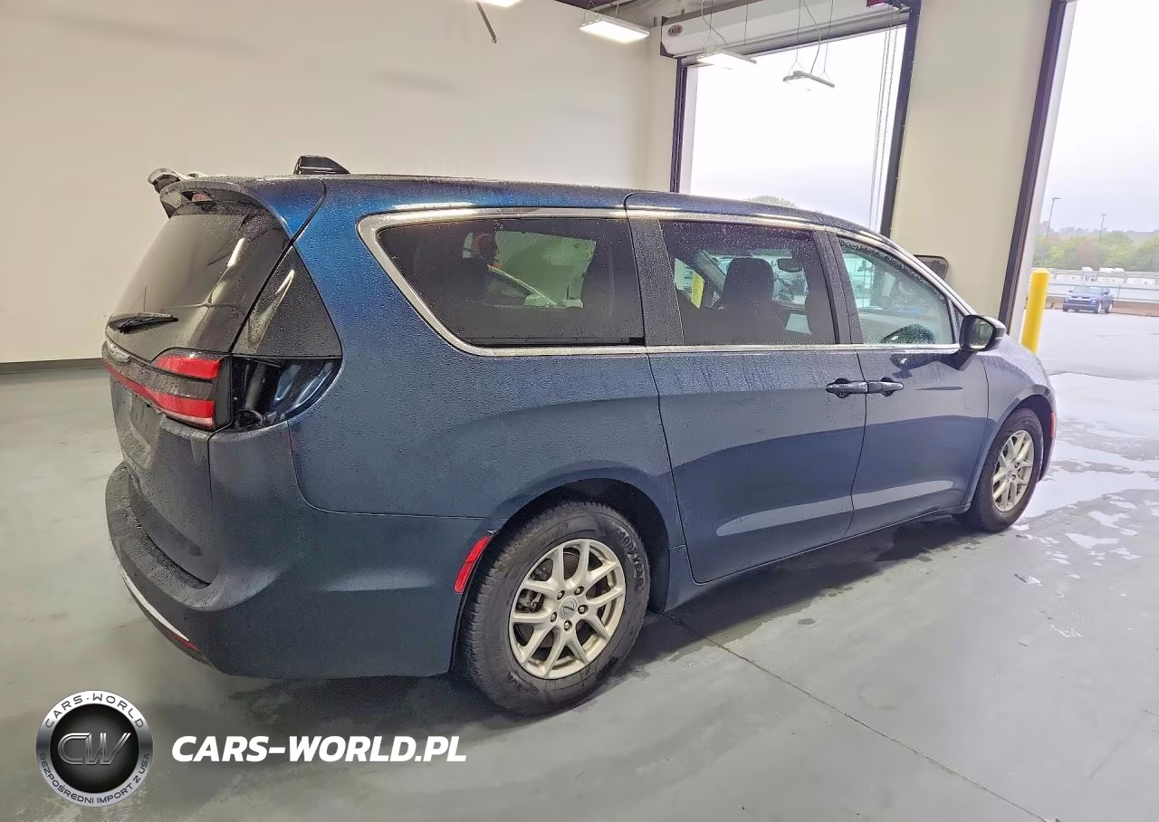 2023 Chrysler Pacifica Touring L VIN:2C4RC1BG7PR590910 - 3