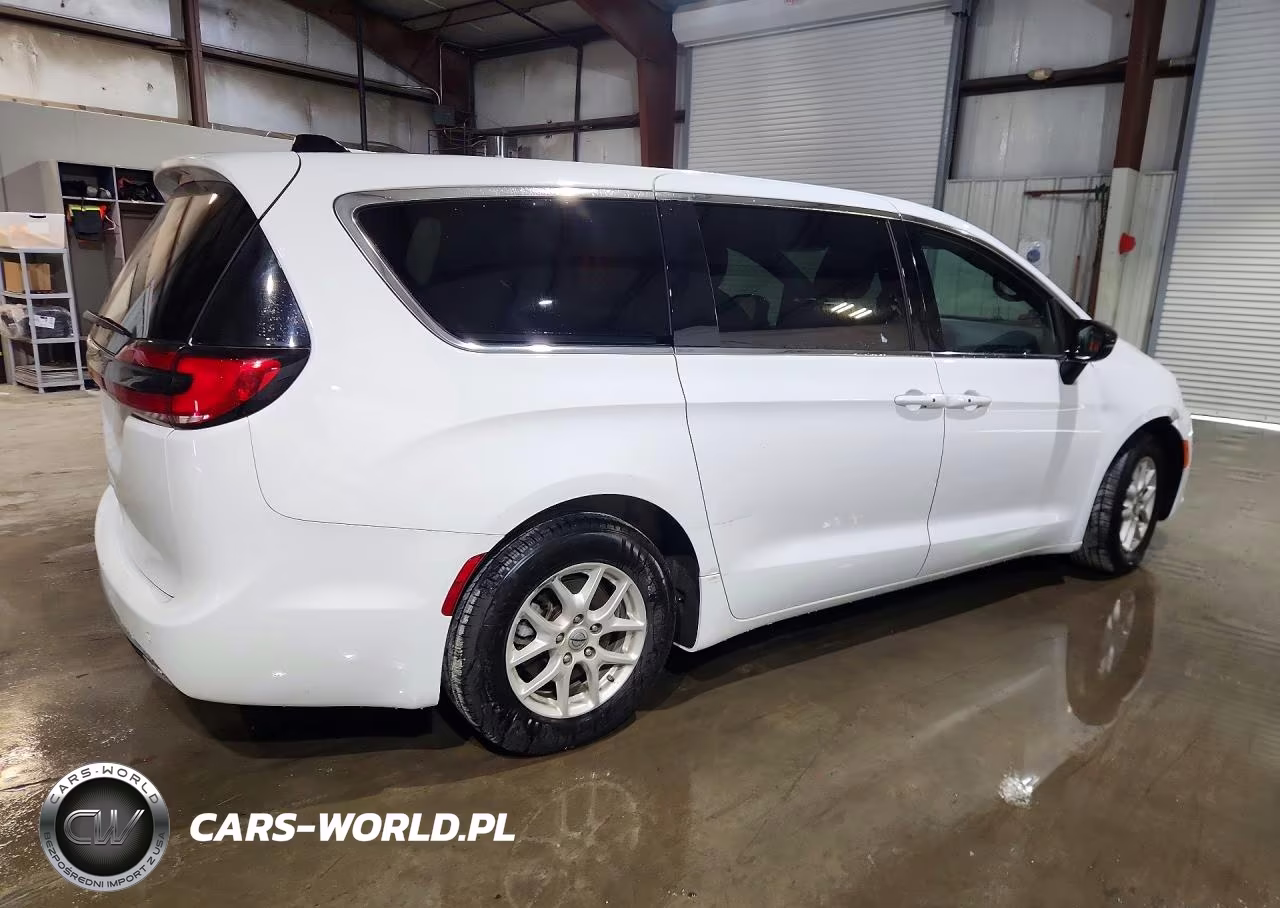 2025 Chrysler Pacifica Select VIN:2C4RC1BG0SR510002 - 3