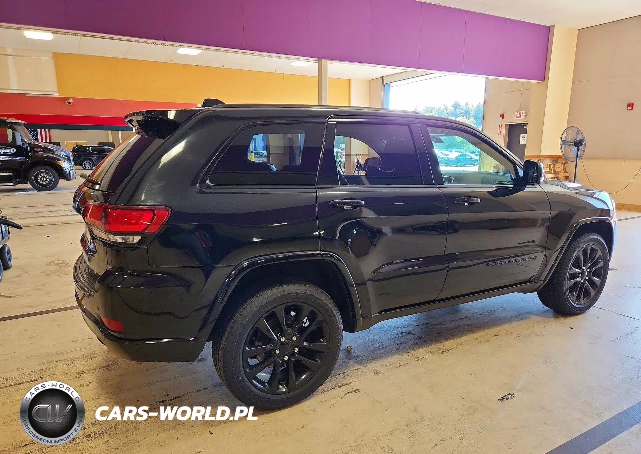 2018 Jeep Grand Cherokee Laredo VIN:1C4RJFAG0JC217860 - 3