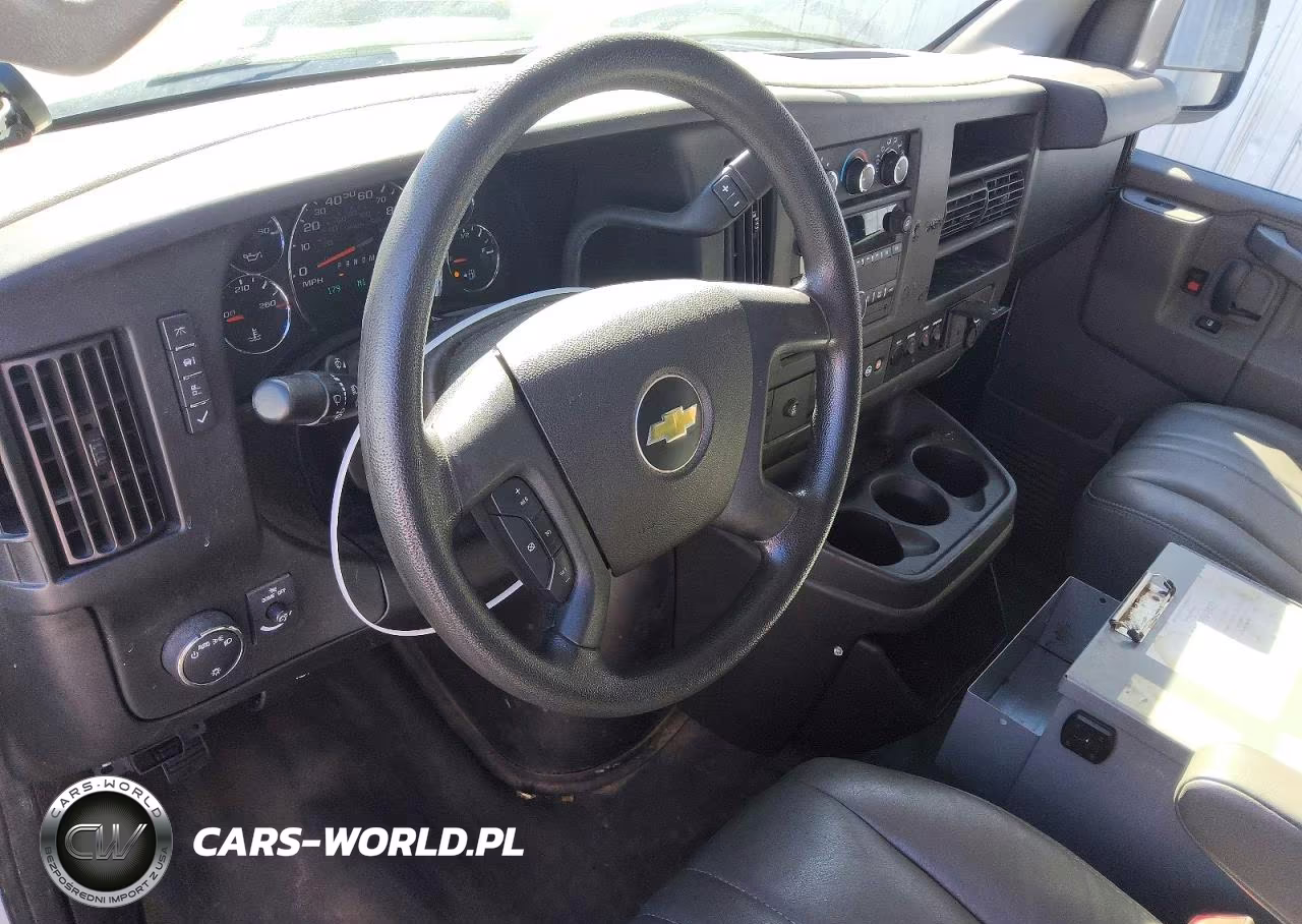 2018 Chevrolet Express G2500 VIN:1GCWGAFP4J1189375 - 8