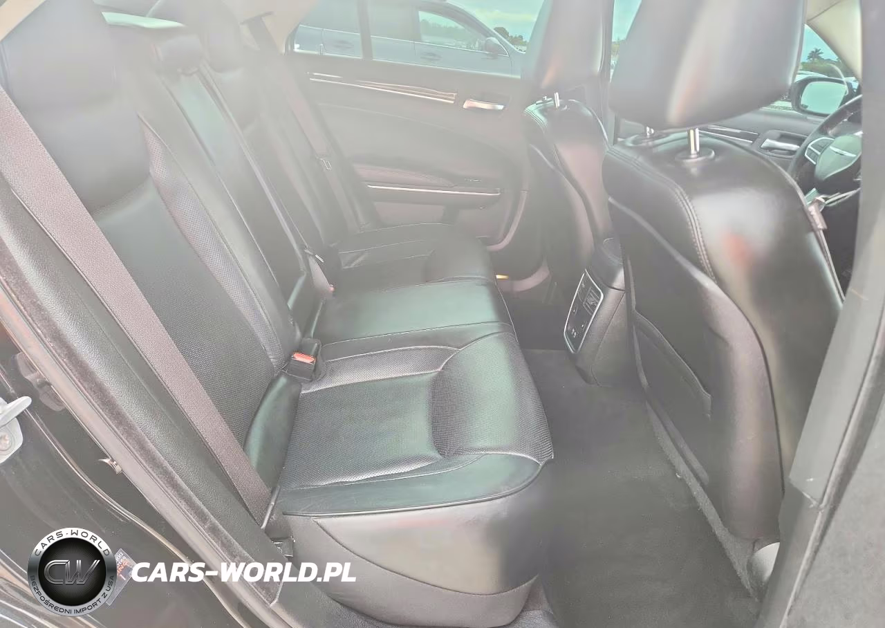 2019 Chrysler 300 Limited VIN:2C3CCAKG9KH690032 - 10