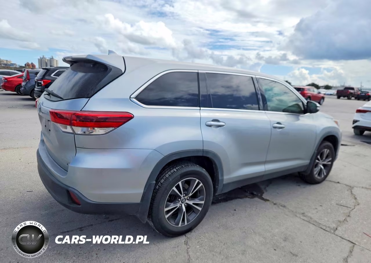 2019 Toyota Highlander Le Plus VIN:5TDZZRFH1KS339462 - 3
