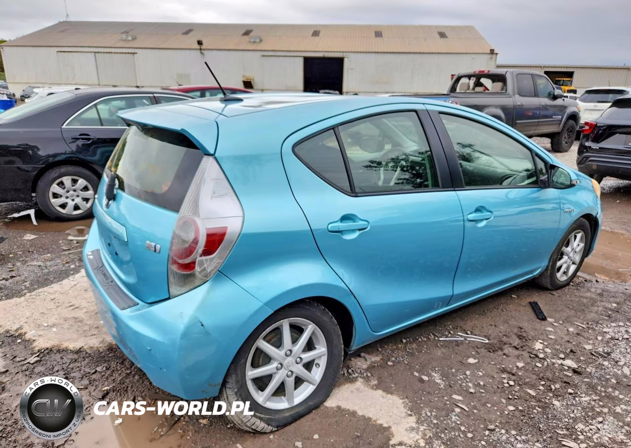 2013 Toyota Prius C Three VIN:JTDKDTB37D1035494 - 3