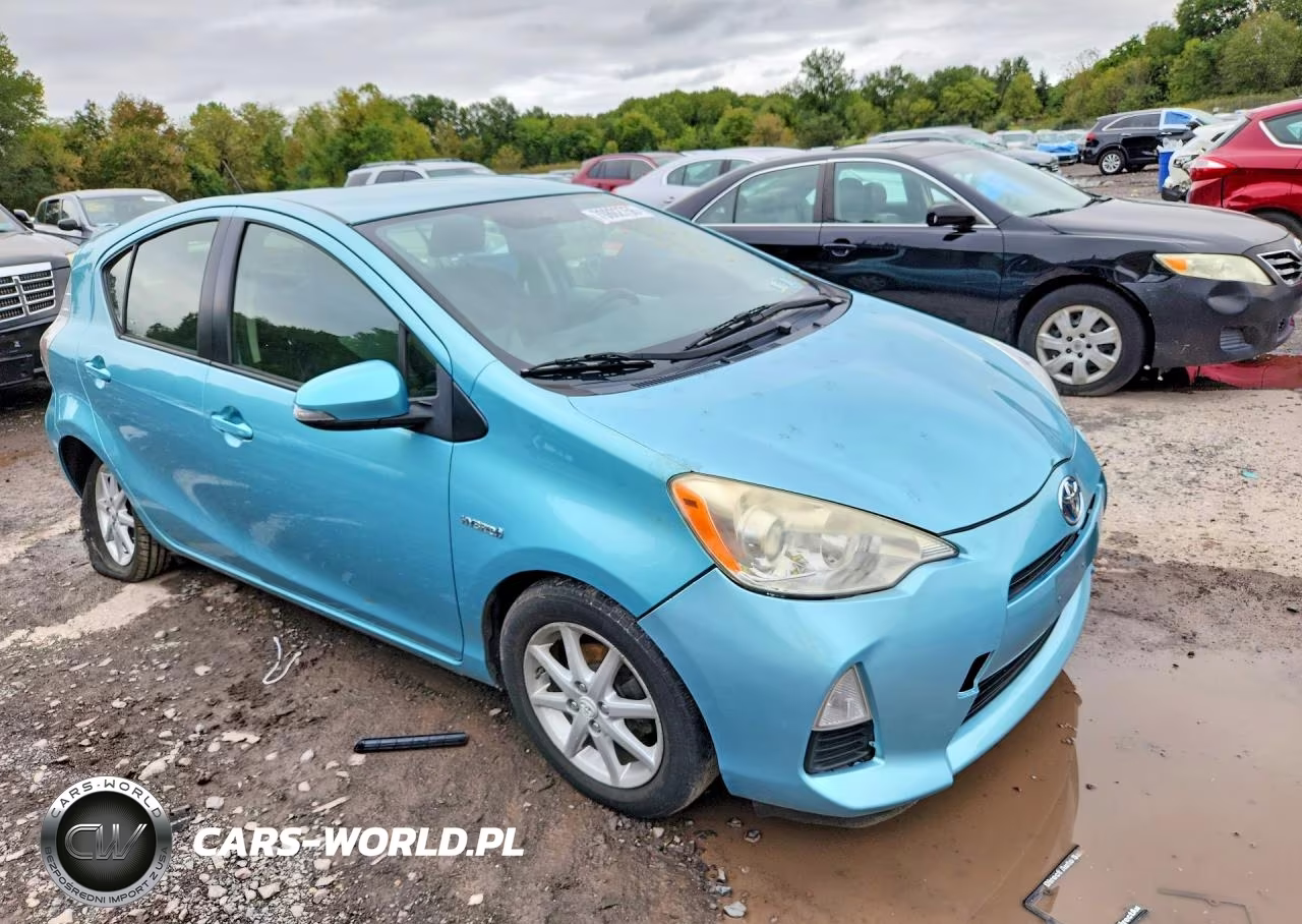 2013 Toyota Prius C Three VIN:JTDKDTB37D1035494 - 4