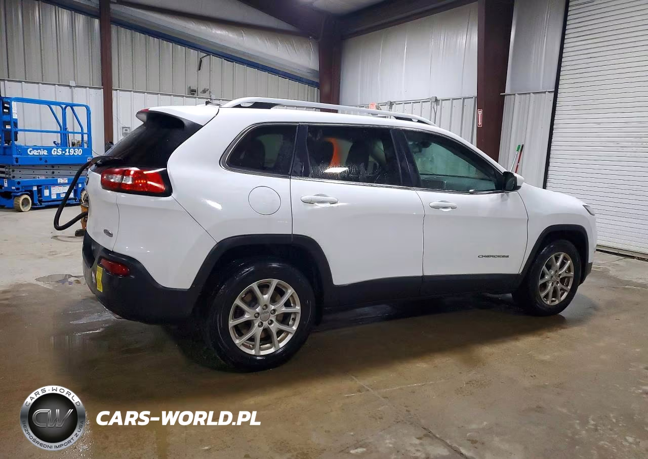2015 Jeep Cherokee Latitude VIN:1C4PJMCS4FW725722 - 3