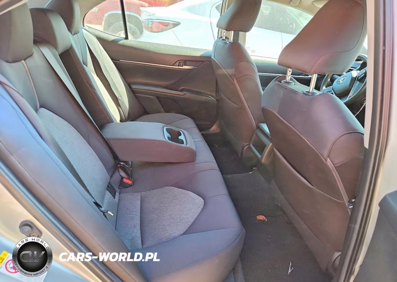 2018 Toyota Camry Le VIN:4T1B11HK6JU645808 - 10
