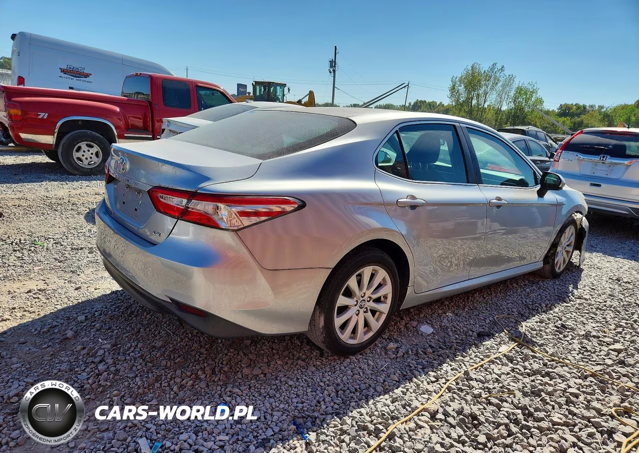 2018 Toyota Camry Le VIN:4T1B11HK6JU645808 - 3