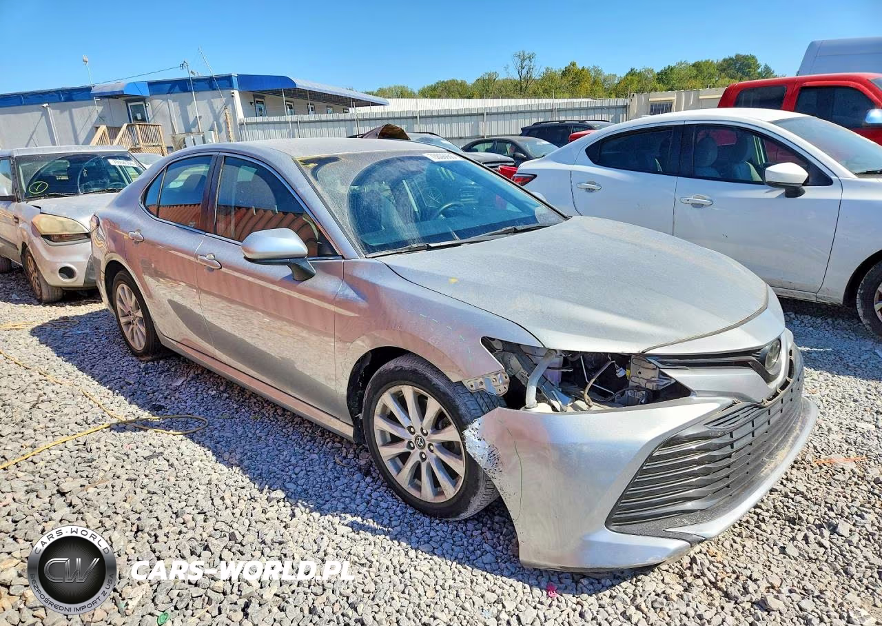 2018 Toyota Camry Le VIN:4T1B11HK6JU645808 - 4