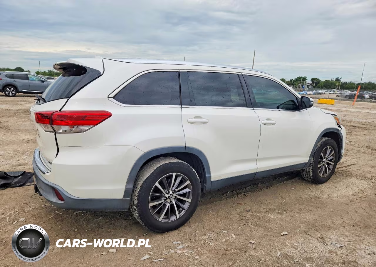 2019 Toyota Highlander Xle VIN:5TDKZRFH8KS554984 - 3