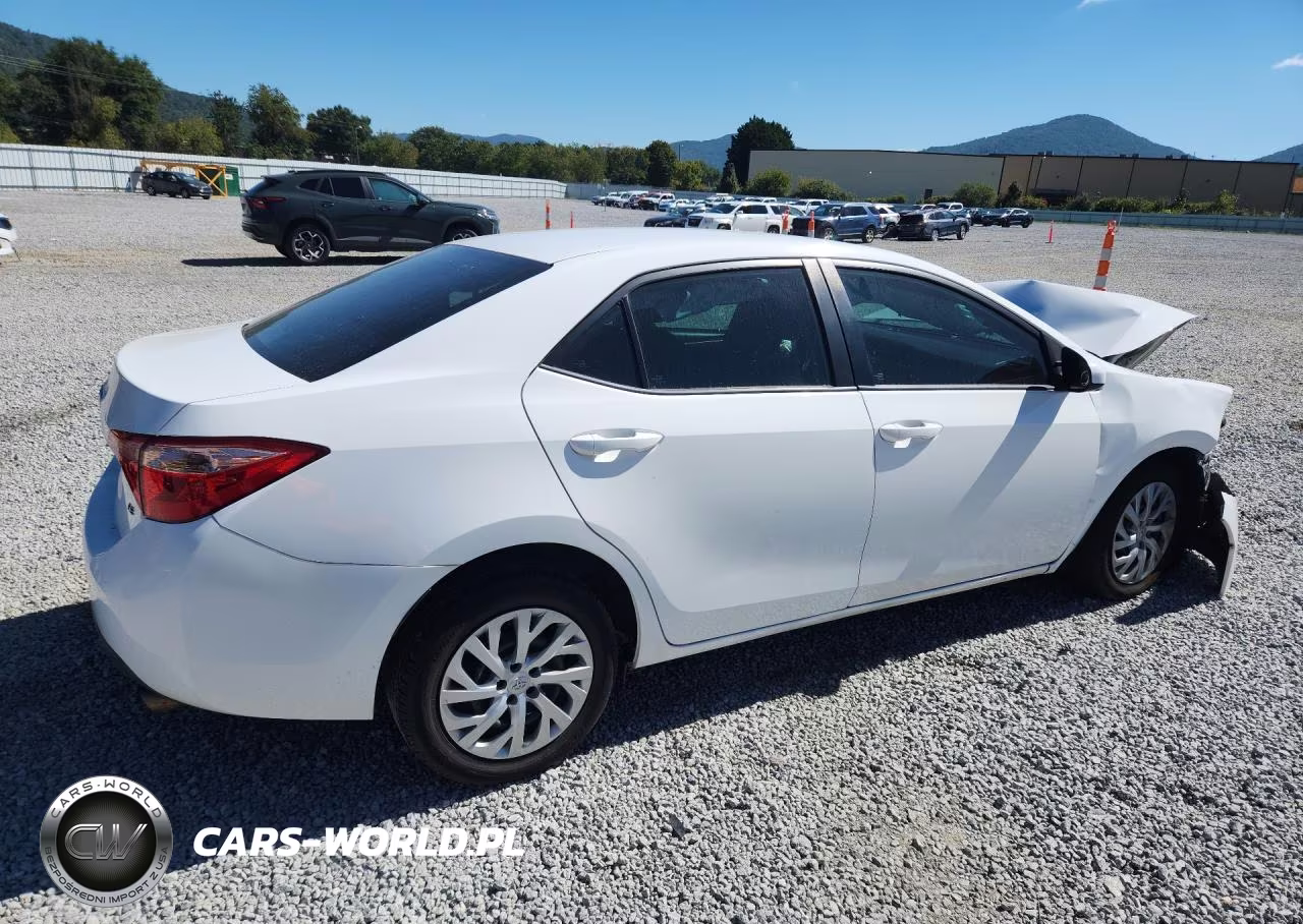 2017 Toyota Corolla Le VIN:2T1BURHE9HC767803 - 3