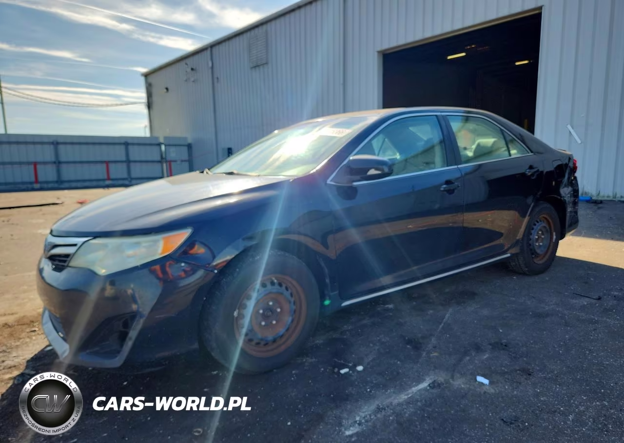2014 Toyota Camry Le – zdjęcie 1 z 12