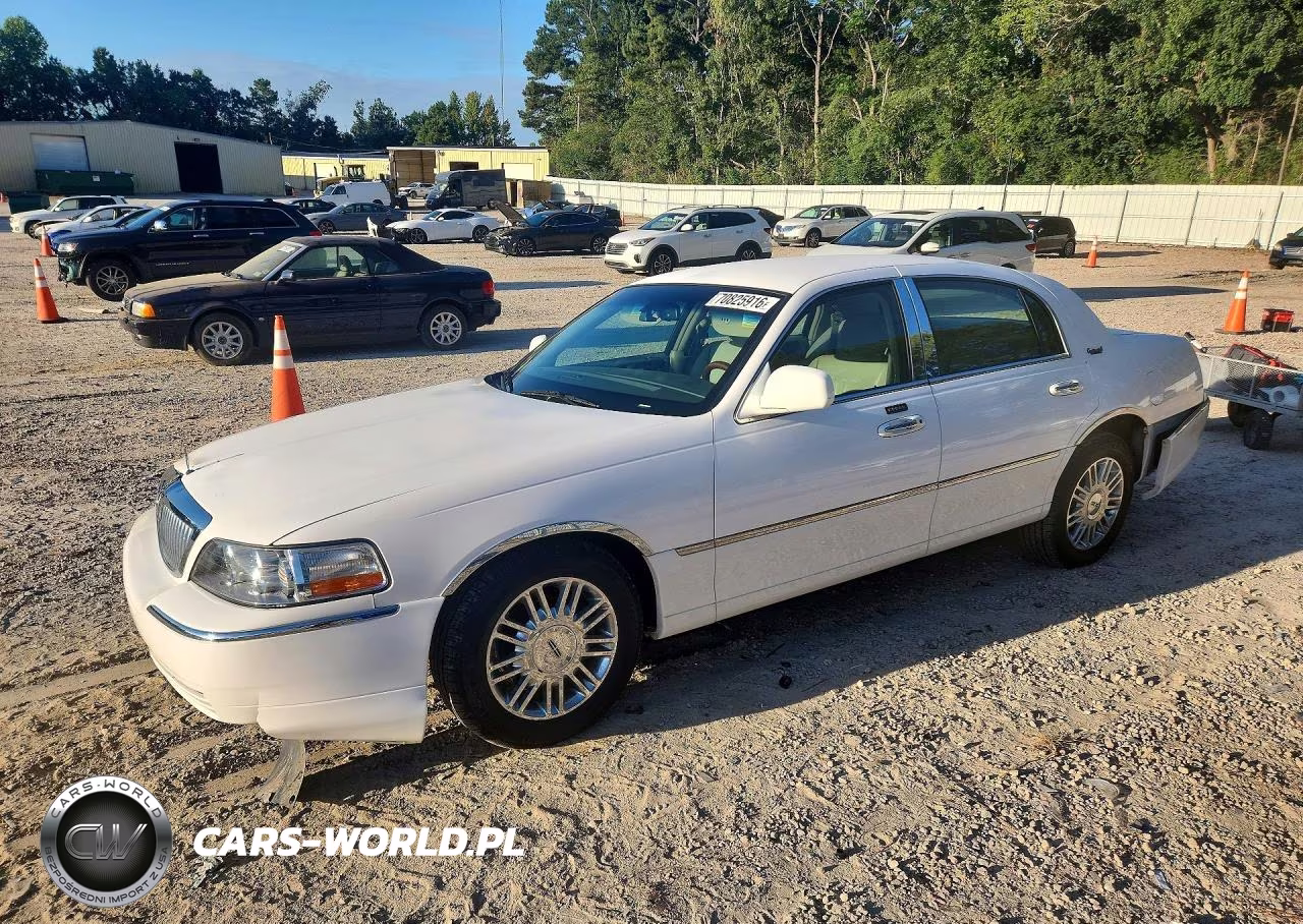 2010 Lincoln Town Car Signature Limited VIN:2LNBL8CV7AX613351 - 1
