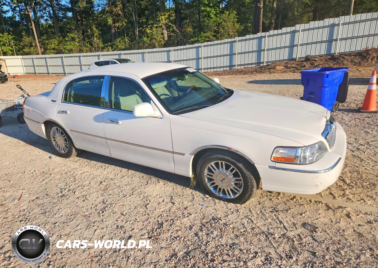 2010 Lincoln Town Car Signature Limited VIN:2LNBL8CV7AX613351 - 4