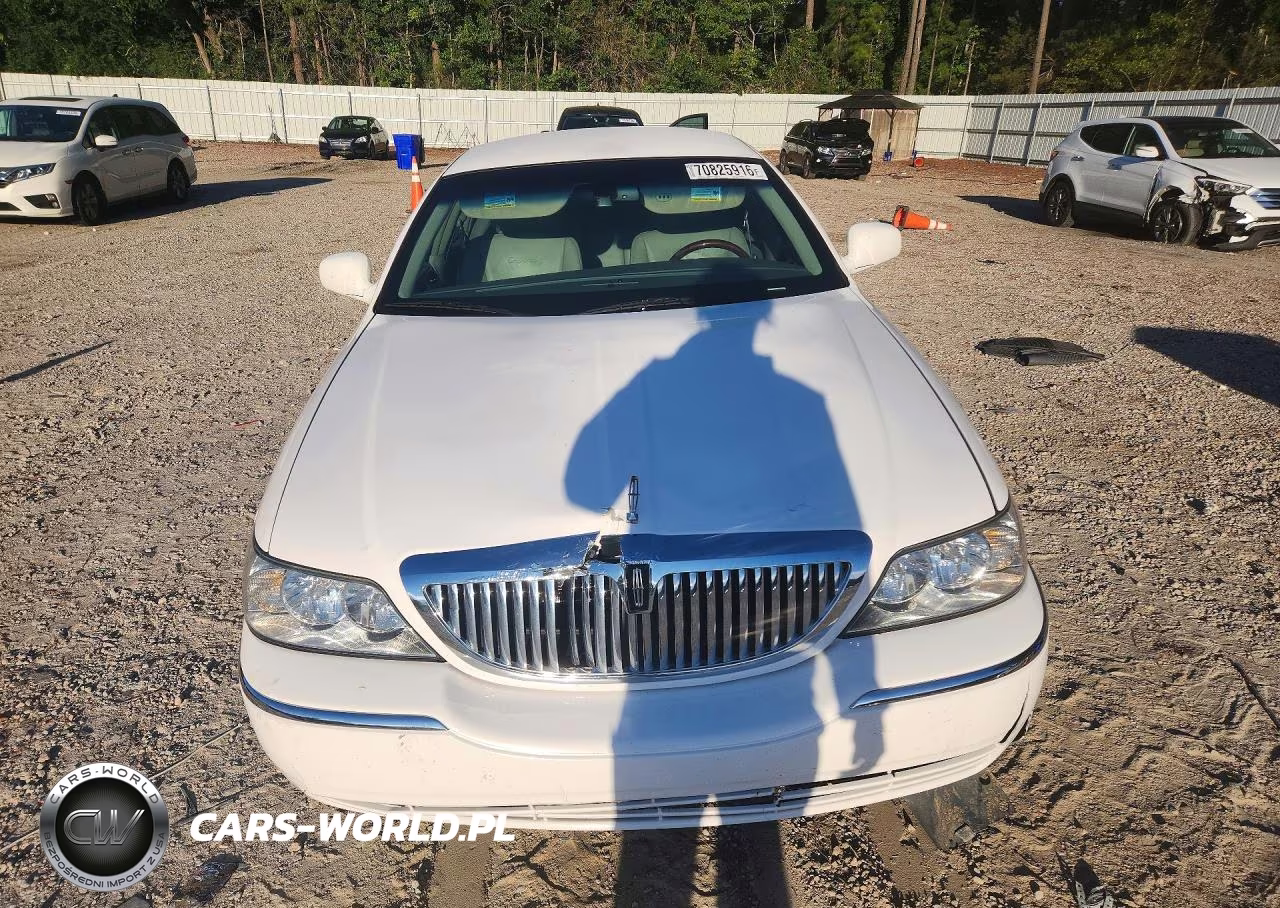2010 Lincoln Town Car Signature Limited VIN:2LNBL8CV7AX613351 - 5