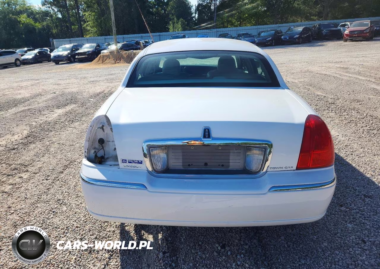 2010 Lincoln Town Car Signature Limited VIN:2LNBL8CV7AX613351 - 6