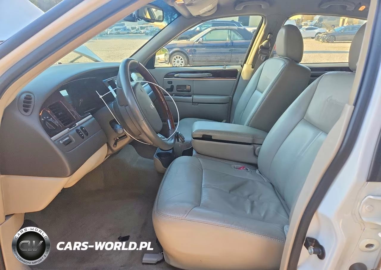 2010 Lincoln Town Car Signature Limited VIN:2LNBL8CV7AX613351 - 7