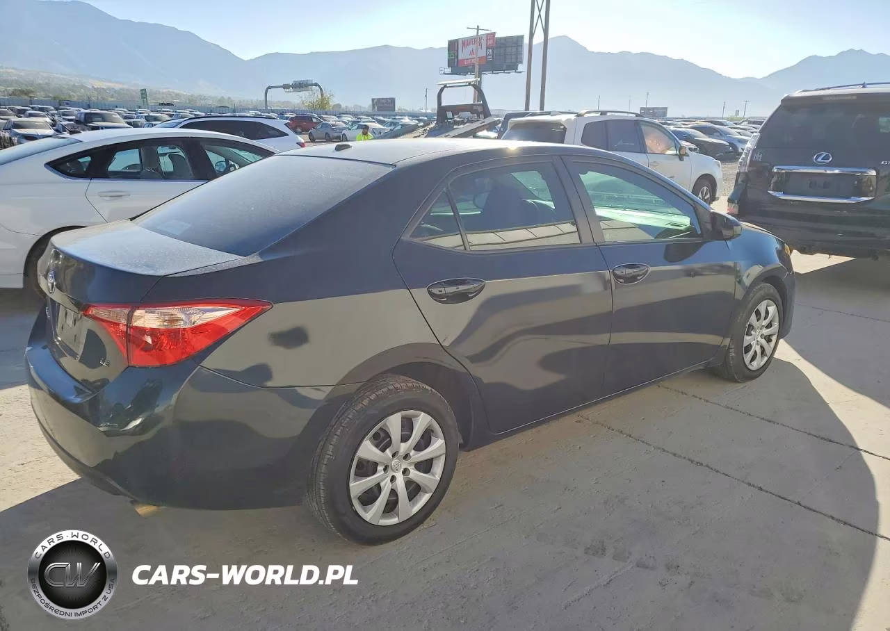 2018 Toyota Corolla Le VIN:2T1BURHE0JC976109 - 3