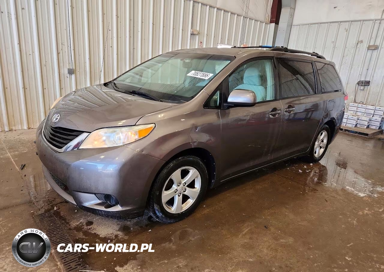 2011 Toyota Sienna Le – zdjęcie 1 z 13