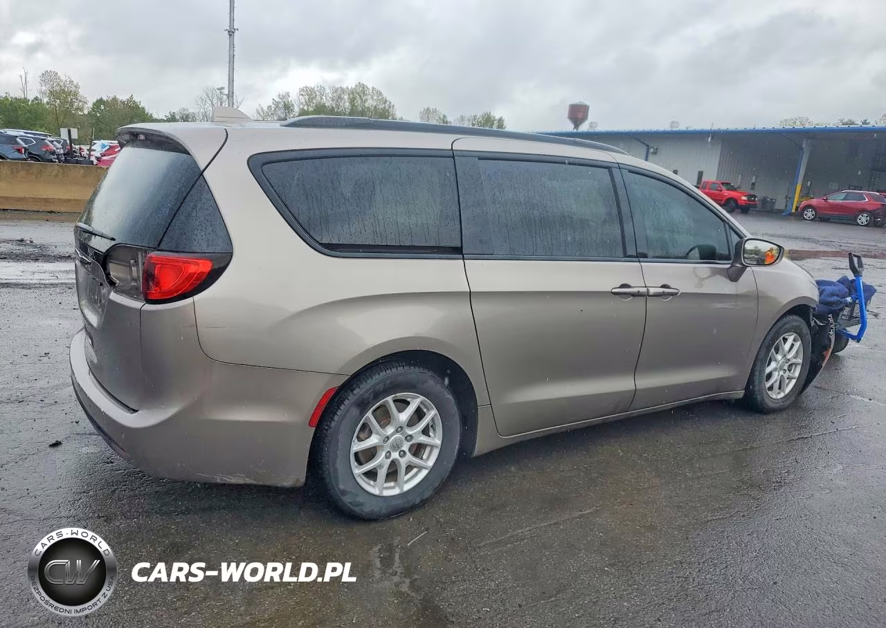 2018 Chrysler Pacifica Touring Plus VIN:2C4RC1FG3JR237193 - 3